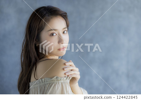 露肩的女人 124422845