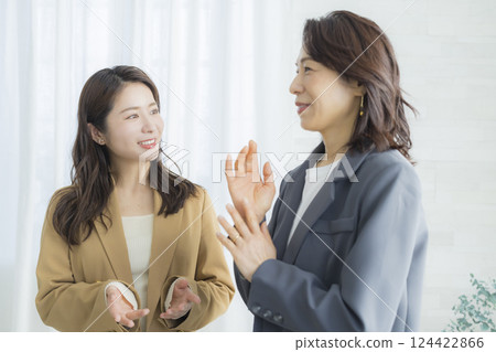 Business woman having a meeting 124422866
