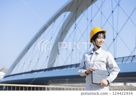 建築工地上穿著工作服的女人 124422934