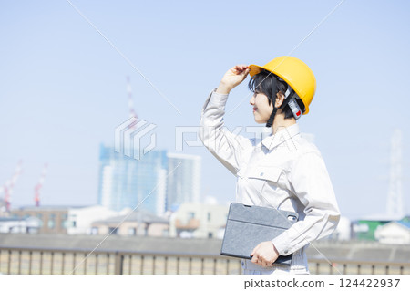 建築工地上穿著工作服的女人 124422937