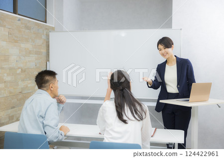 一對夫婦參加研討會或資訊發布會 124422961