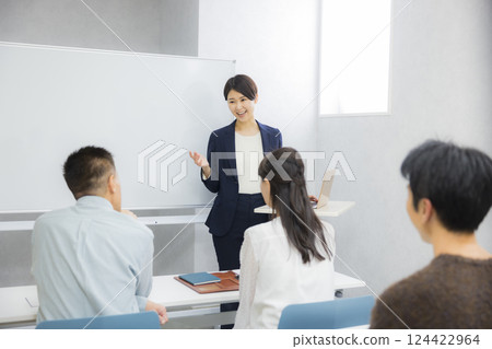 一對夫婦參加研討會或資訊發布會 124422964