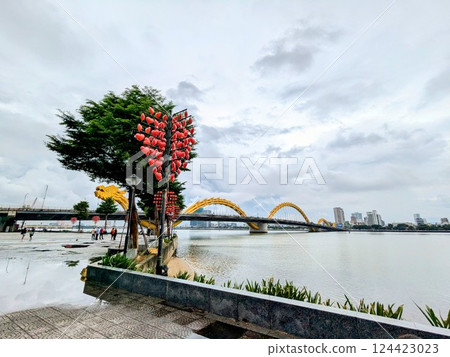 Tourist attractions "Mar Dragon" and "Dragon Bridge" in downtown Da Nang, Vietnam 124423023