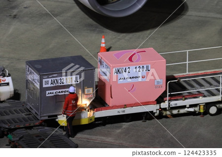 JAL's pink container, Pink Ribbon Container 124423335