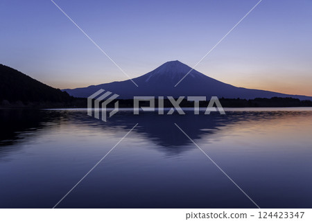 黎明時分,富士山倒映在狸湖的水面上 黎明時分,富士山倒映在狸湖的水面上 124423347