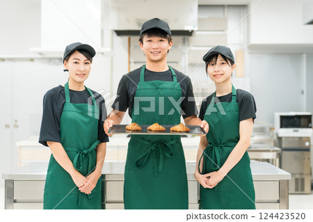 廚房和後院的男女廚房工作人員和烹飪人員 廚房和後院的男女廚房工作人員和烹飪人員 124423520