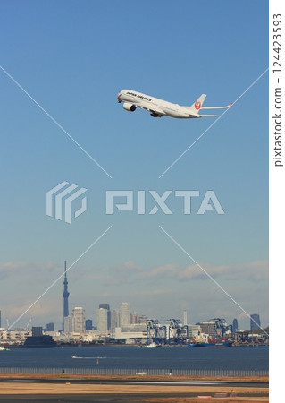 一架客機起飛上升。 124423593