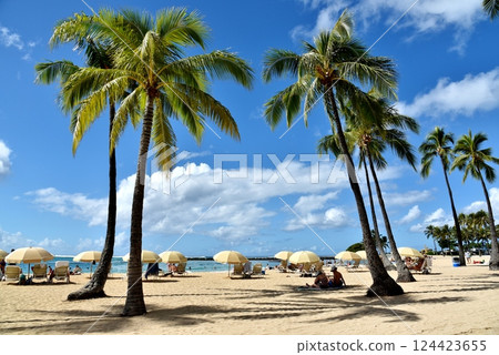 藍色的大海和度假村 124423655