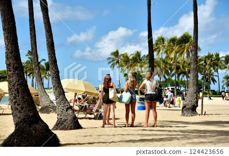 孩子們在沙灘上玩 124423656