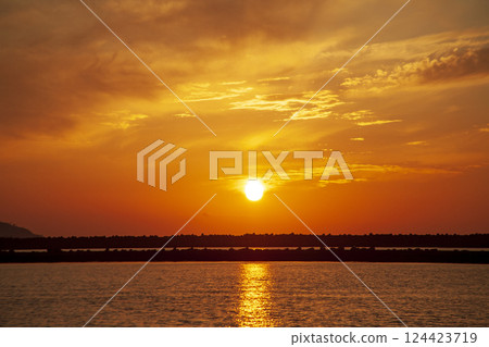 柏崎港的冬日夕陽 柏崎港的冬日夕陽 124423719