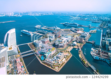日本橫濱的城市景觀。第一站就是停靠港。歐羅巴2號抵達橫濱港。該船將於3月25日停靠新港碼頭。 124424299