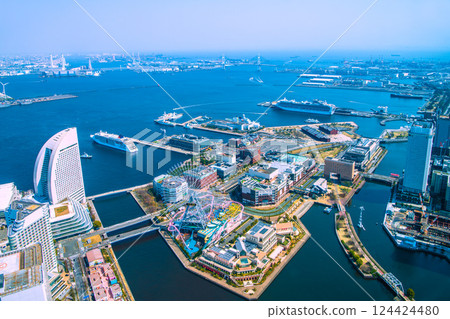 日本橫濱的城市景觀。第一站就是停靠港。歐羅巴2號抵達橫濱港。該船將於3月25日停靠新港碼頭。 124424480