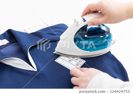 將姓名標籤貼在運動服上 124424753