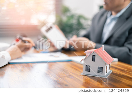 Explain and present information about home and mortgage purchases. Real estate agents bid homes in the project to explain in detail to clients. taxes and profits to invest in real estate concept. 124424869