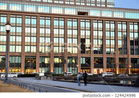 落日的餘暉映照在馬場崎門十字路口旁的一棟建築物的窗戶上。 落日的餘暉映照在馬場崎門十字路口旁的一棟建築物的窗戶上。 124424996