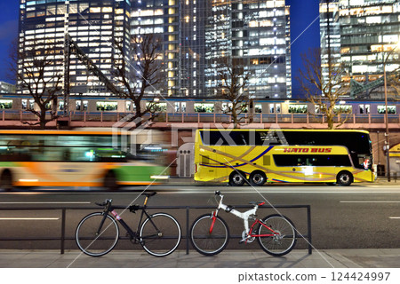 東京站丸之內口哈多巴士站有巴士和腳踏車 124424997