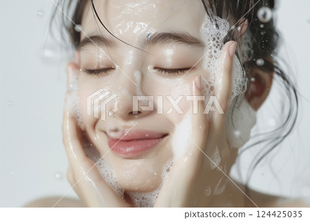 年輕女性的面部清潔場景 124425035