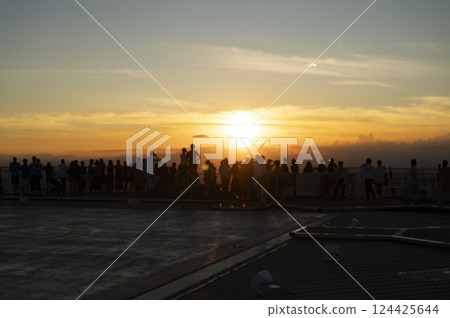 觀看從屋頂天空甲板的人們日落 觀看從屋頂天空甲板的人們日落 124425644