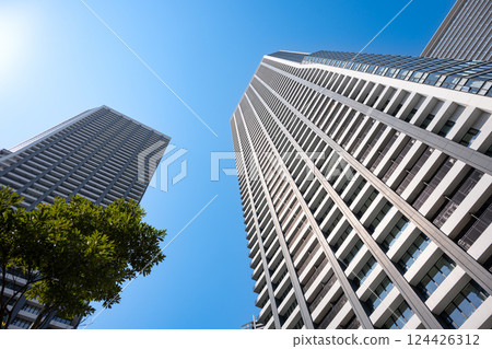 與塔公寓的都市風景 124426312