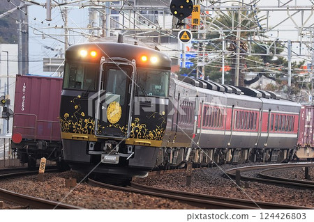 [JR West] Kiha 189 Series Limited Express "Kani Kani Hamakaze" ~Hanaakari~ (JR Kobe Line: Suma ~ Shioya) 124426803
