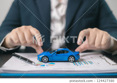 Agent facilitated a business deal, finalizing the agreement for automobile insurance to protect the vehicle during transport. car insurance concept. 124427380