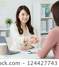 女企業家在辦公室握手 124427743