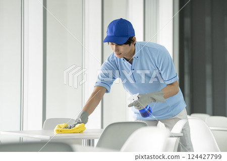 一名年輕的男清潔人員擦地板 124427799