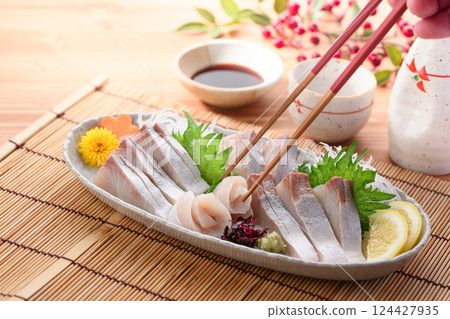 Hiramasa sashimi 124427935