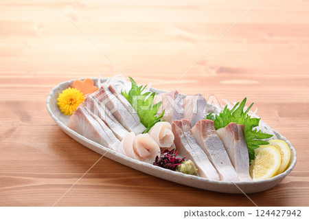 Hiramasa sashimi 124427942