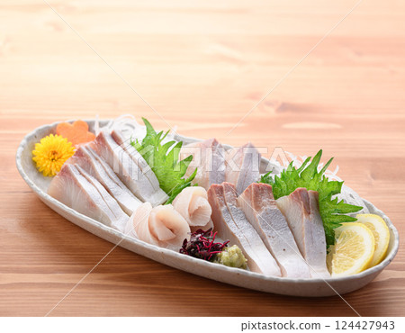 Hiramasa sashimi 124427943