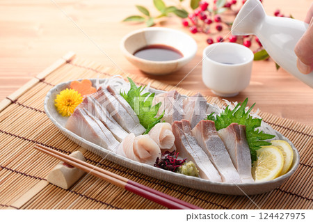 Hiramasa sashimi 124427975