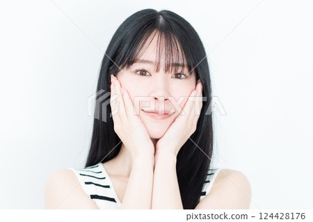 身穿背心的年輕女子的美麗形象 124428176