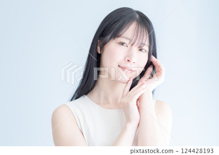 適合整容手術和美容院的年輕女性的美容形象,膚色清晰 適合整容手術和美容院的年輕女性的美容形象,膚色清晰 124428193