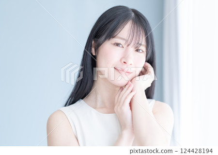 適合整容手術和美容院的年輕女性的美容形象，膚色清晰 124428194