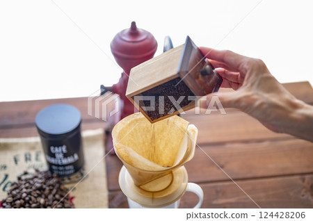 Put freshly ground roasted beans in a dripper Put freshly ground roasted beans in a dripper 124428206