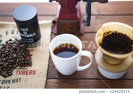 Drip black coffee 124428313