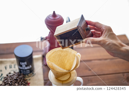 將新鮮磨碎的烤豆放入滴管中 124428345