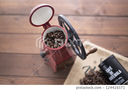 Fragrant coffee roasted beans and hand-ground mill Fragrant coffee roasted beans and hand-ground mill 124428371