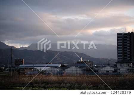 冬日黃昏時分從城市望去的山 冬日黃昏時分從城市望去的山 124428379
