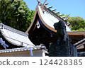 Shrine roof and lion statues 124428385