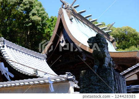 Shrine roof and lion statues Shrine roof and lion statues 124428385