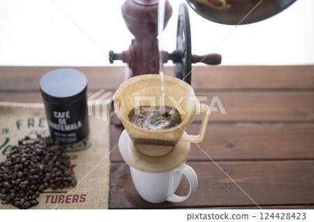 將熱水倒入剛磨碎的豆子中 124428423