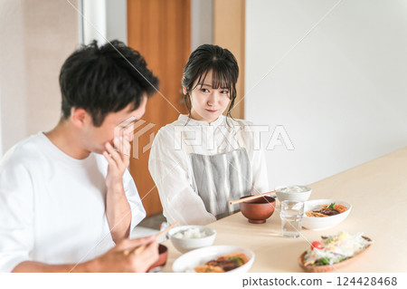 情侶在家吃飯（道德騷擾、婚姻爭吵、調味、不滿、品味不好、道歉、抱歉） 124428468
