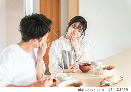 情侶在家吃飯（經驗豐富、不滿意、不好） 124428469