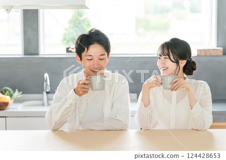 情侶、情侶、男人和女人在簡約的家、房子、廚房、餐廳放鬆 情侶、情侶、男人和女人在簡約的家、房子、廚房、餐廳放鬆 124428653