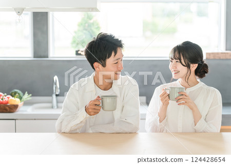 Couples, couples, men and women relaxing in their minimalist home, house, kitchen, dining room 124428654