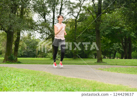 慢跑的女人 124429637