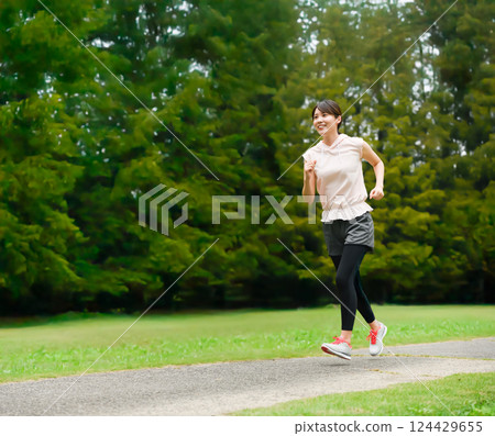 A woman who jogs 124429655