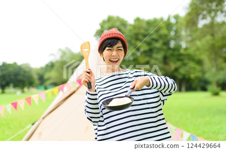 Outdoor portraits 124429664