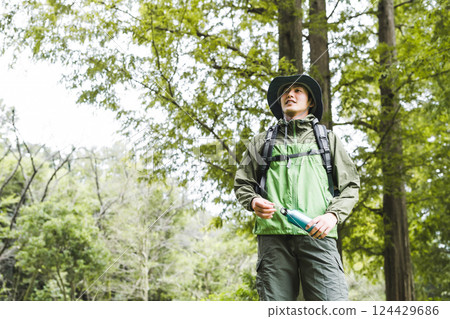 Men trekking Men trekking 124429686